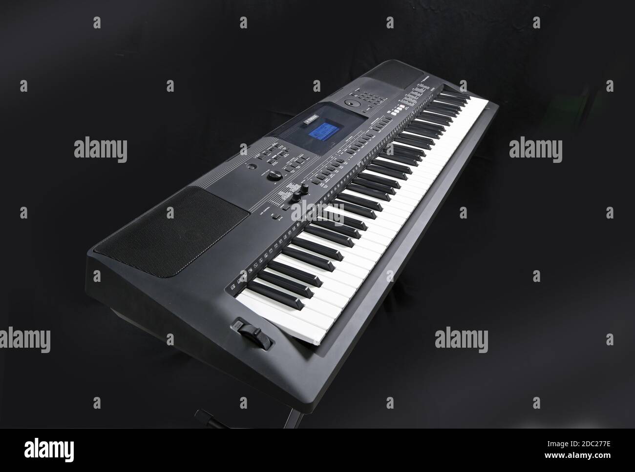 Studioaufnahme einer elektronischen Tastatur von Yamaha; Modell PSR EW400 auf einem klappbaren X-Frame-Ständer aus Metall. Stockfoto
