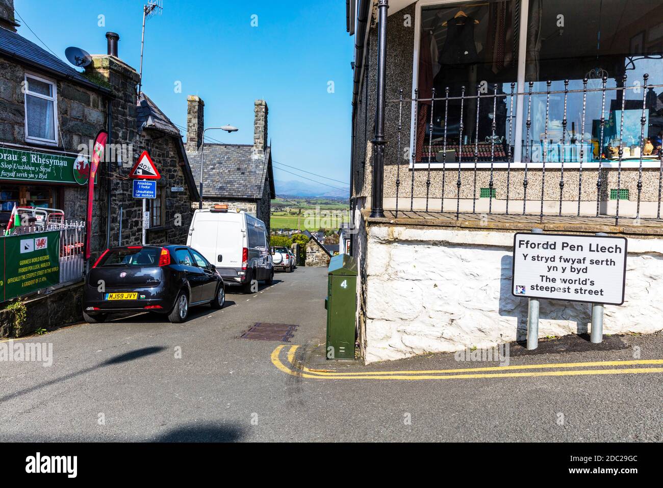 Ffordd Pen Llech ist eine öffentliche Straße in der Stadt Harlech, die innerhalb Snowdonia National Park, Nord-Wales liegt. Es galt einst als steilster Stockfoto