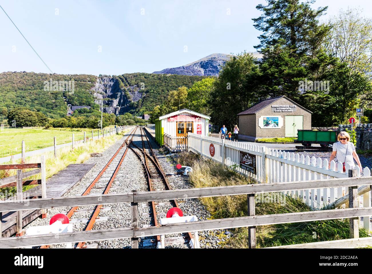 Die Llanberis Lake Railway ist 1 ft 11 ¹⁄₂ groß In Schmalspurbahn, die für 2.5 Meilen fährt Am nördlichen Ufer von Llyn Padarn Stockfoto