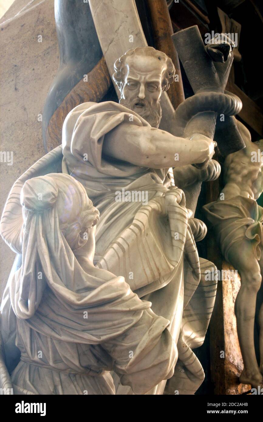 Moses hebt die kupferne Schlange Stockfoto