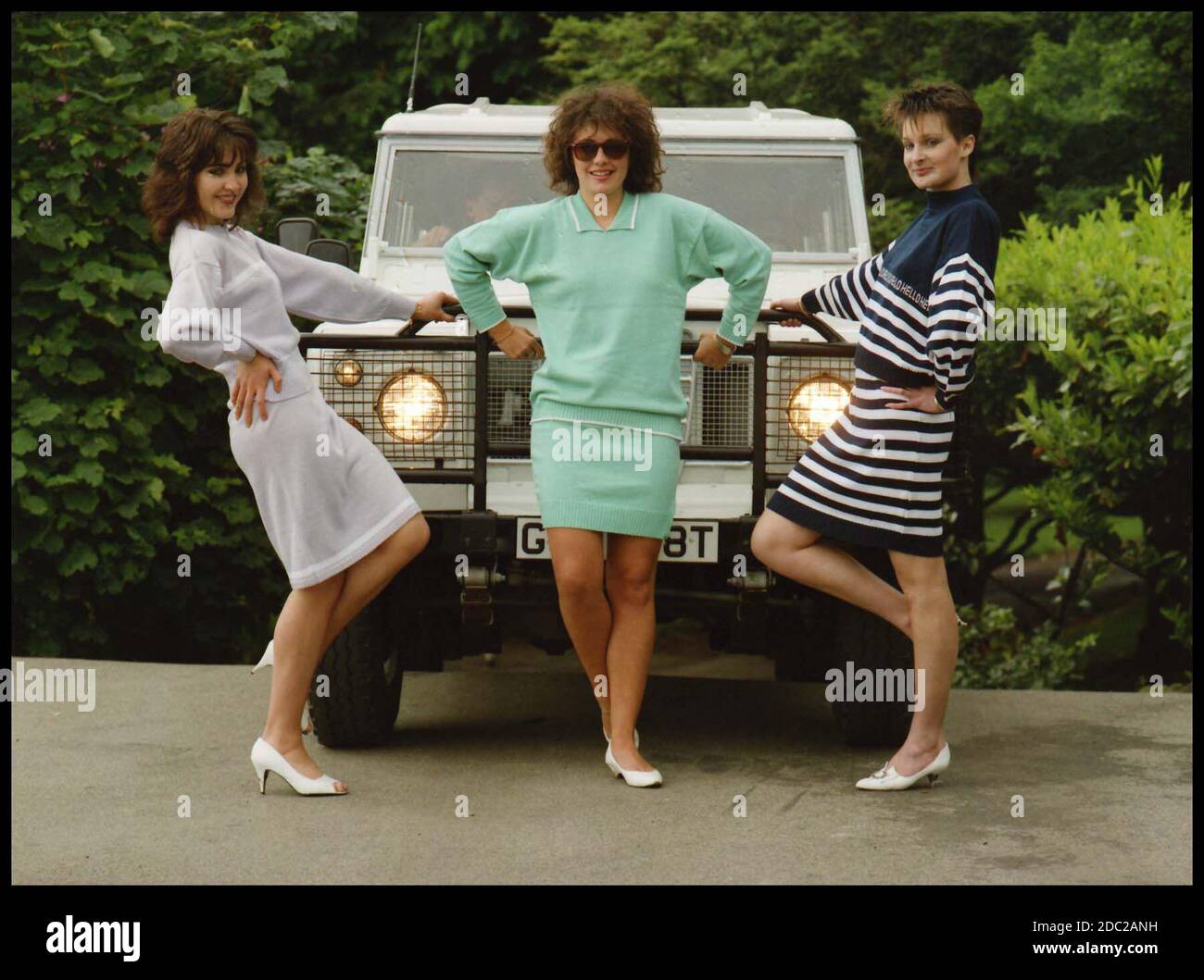 Die Modelle der 1980er Jahre zeigen Strickwaren mit nautischem Thema für eine Strickfirma Stockfoto