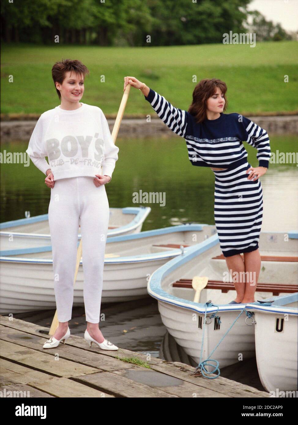 Die Modelle der 1980er Jahre zeigen Strickwaren mit nautischem Thema für eine Strickfirma Stockfoto