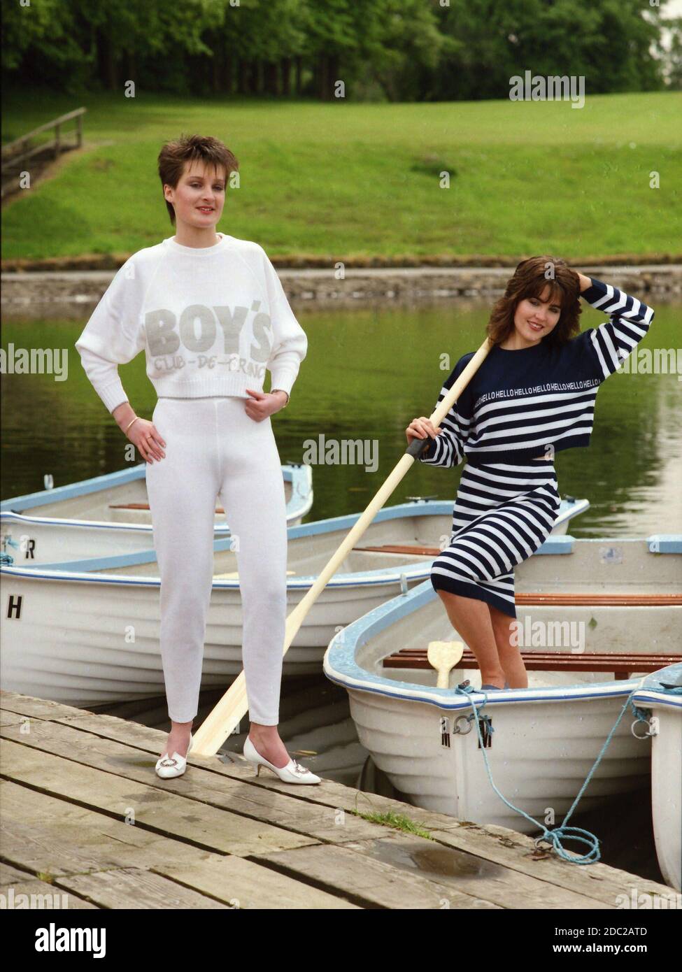 Die Modelle der 1980er Jahre zeigen Strickwaren mit nautischem Thema für eine Strickfirma Stockfoto