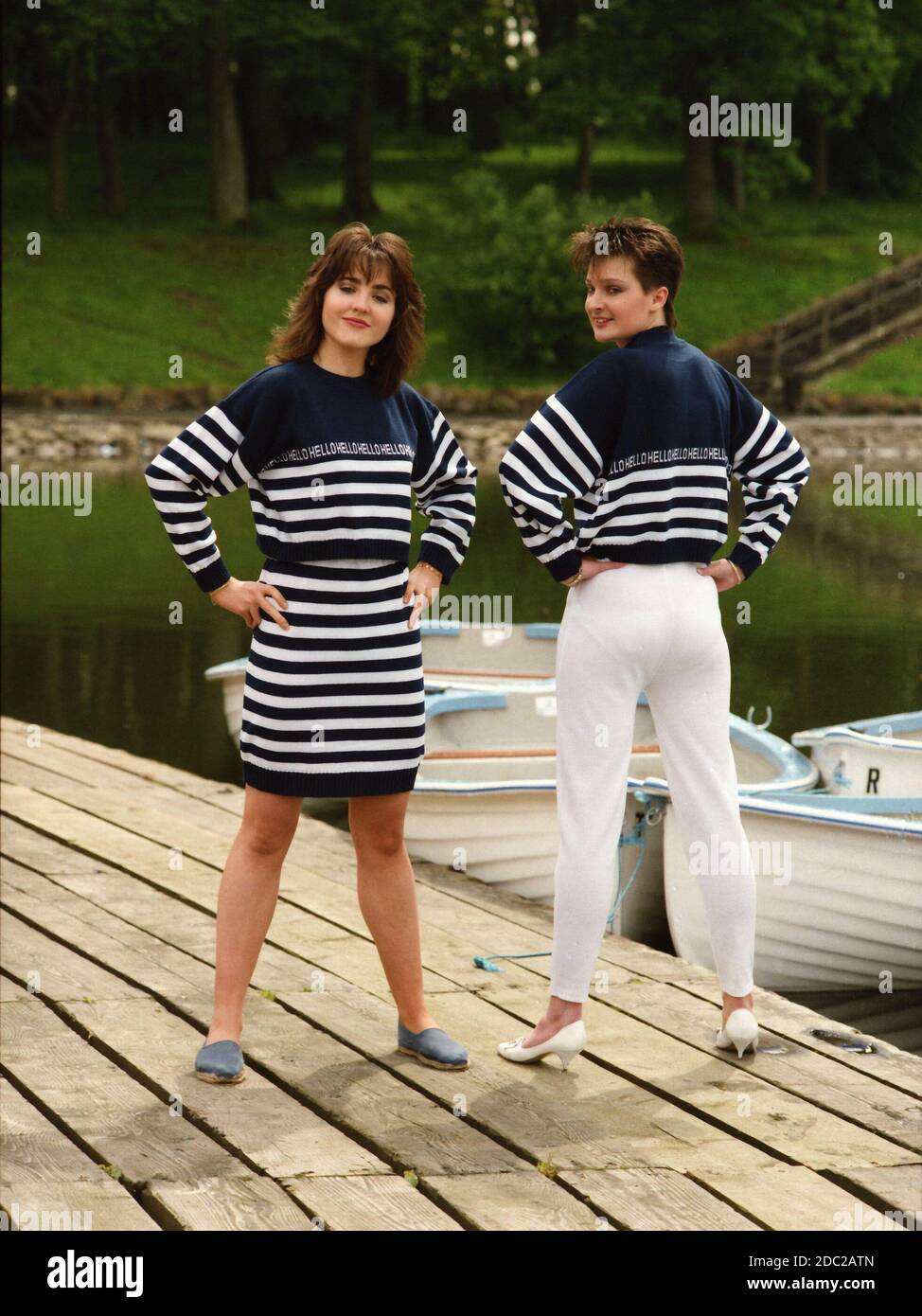 Die Modelle der 1980er Jahre zeigen Strickwaren mit nautischem Thema für eine Strickfirma Stockfoto