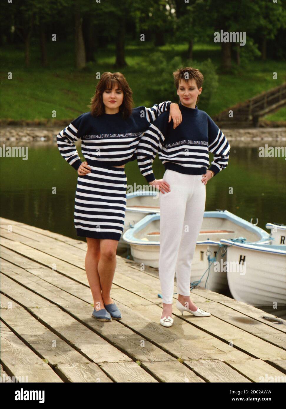 Die Modelle der 1980er Jahre zeigen Strickwaren mit nautischem Thema für eine Strickfirma Stockfoto