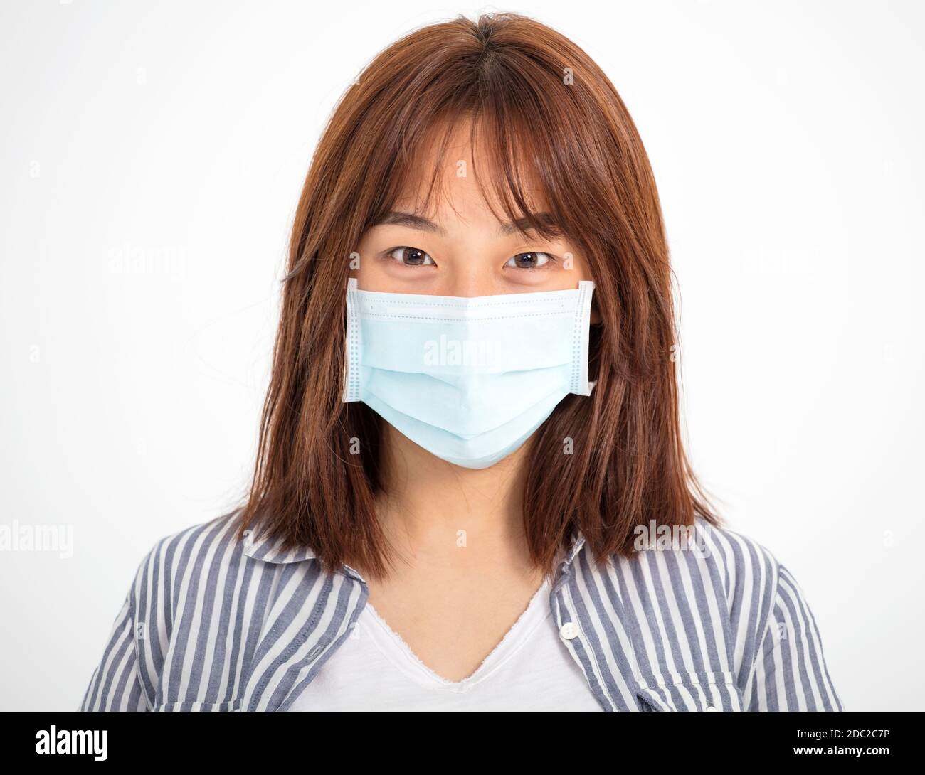 Nahaufnahme Porträt von Teenager asiatische Mädchen tragen medizinische Maske Stockfoto