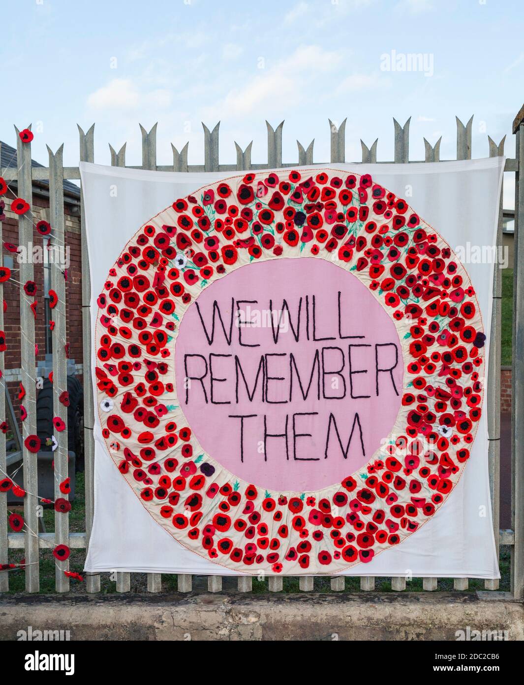 Ein Blatt mit Mohnblumen und Worten: 'Wir werden uns an sie erinnern' Als Remberanz Tribut an die Heugh Gun Battery, Hartlepool, England, Großbritannien Stockfoto