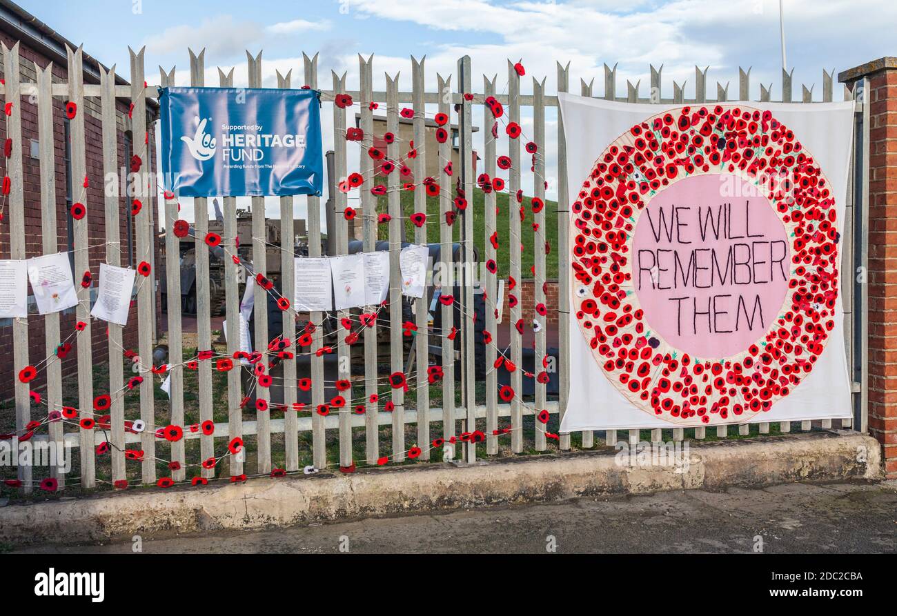 Ein Blatt mit Mohnblumen und Worten: 'Wir werden uns an sie erinnern' Als Remberanz Tribut an die Heugh Gun Battery, Hartlepool, England, Großbritannien Stockfoto