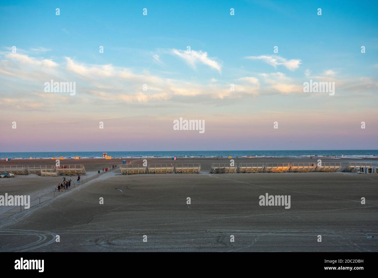 Ein Blick auf den massiven Wildwood Beach mit Metal Stadium Steht Darauf Stockfoto