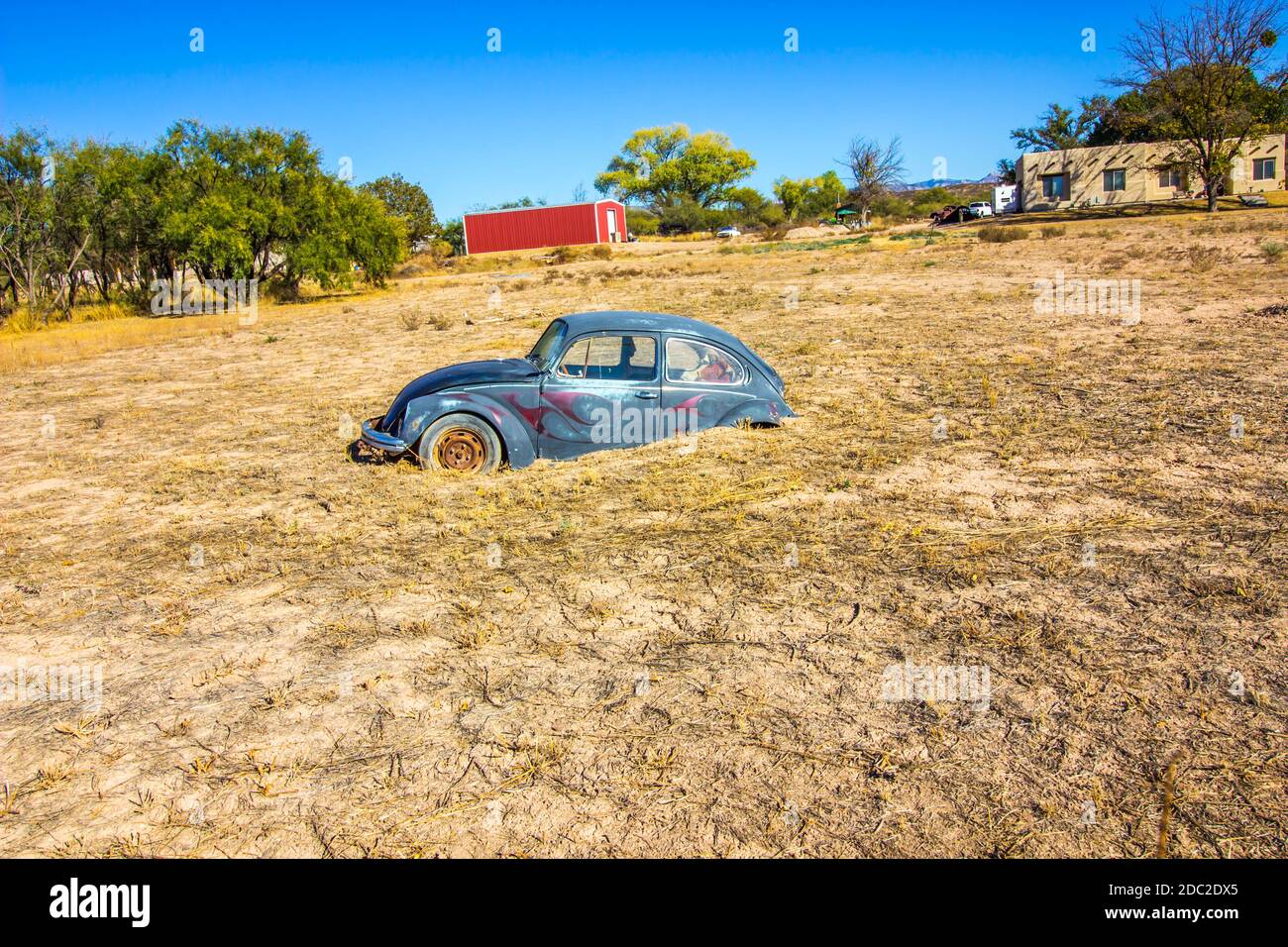 Alte Weggeworfene Automobile Hälfte Im Feld Begraben Stockfoto