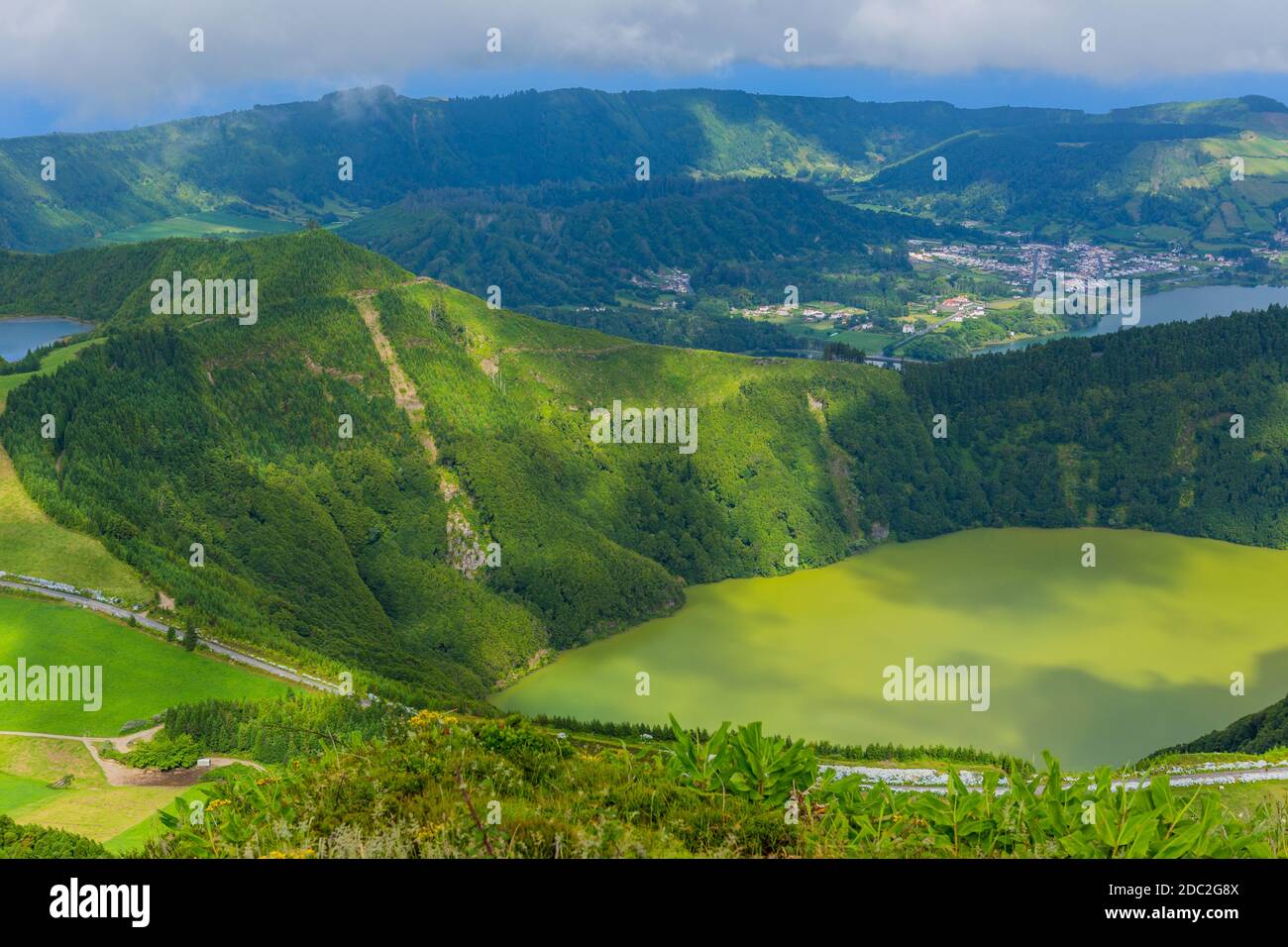 Aussichtspunkt Miradouro da Boca do Inferno auf der Insel Sao Miguel, Azoren, Portugal. Erstaunliche Kraterseen umgeben von grünen Feldern und Wäldern Stockfoto