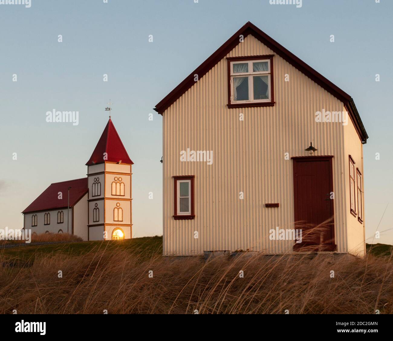 Kleine Kirche und Haus in Island Stockfoto