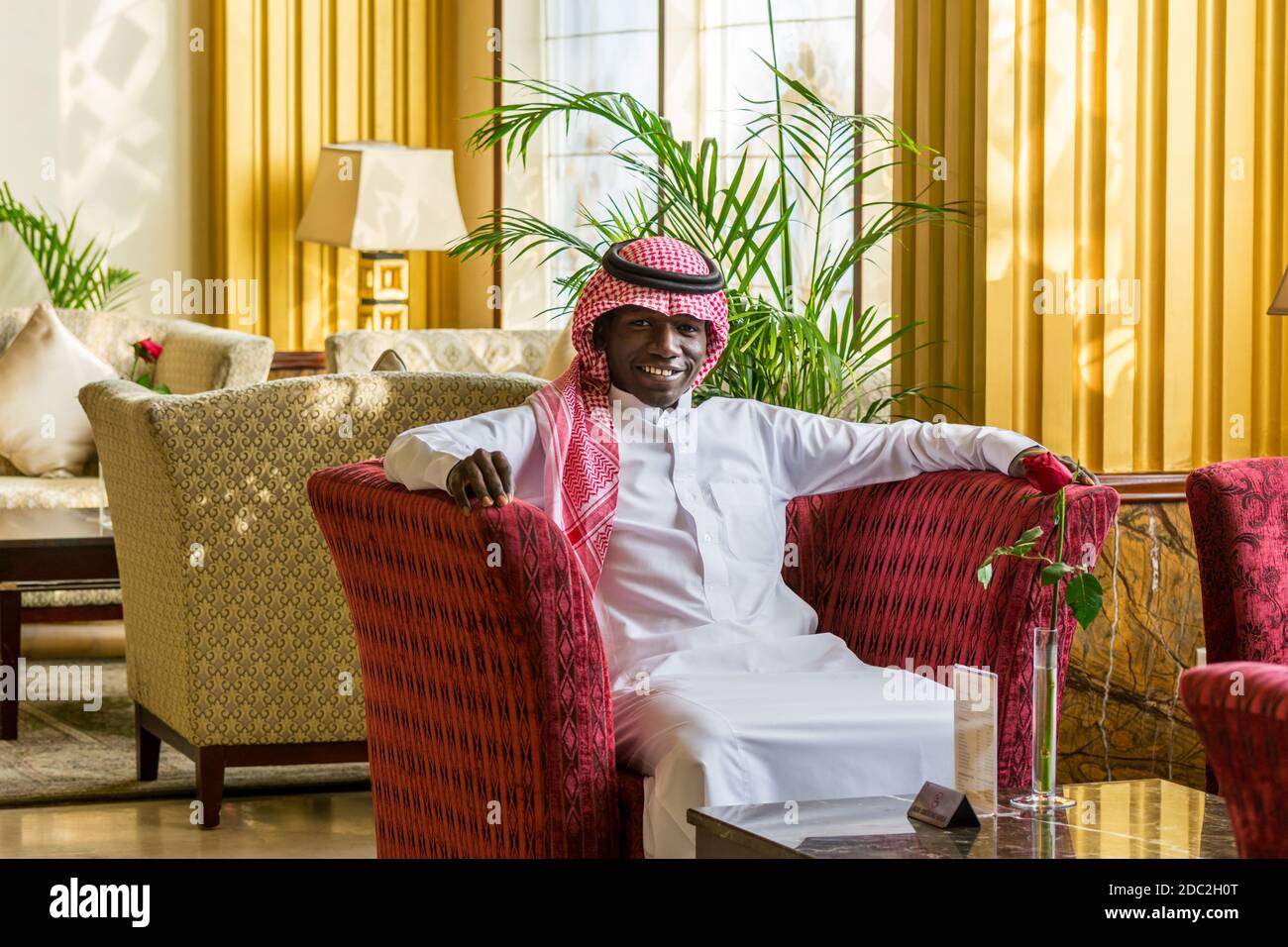 Ein Saudi-arabischer Kellner in traditioneller arabischer Kleidung mit Hintergrund eines Luxushotels in Dammam City, Königreich Saudi-Arabien Stockfoto