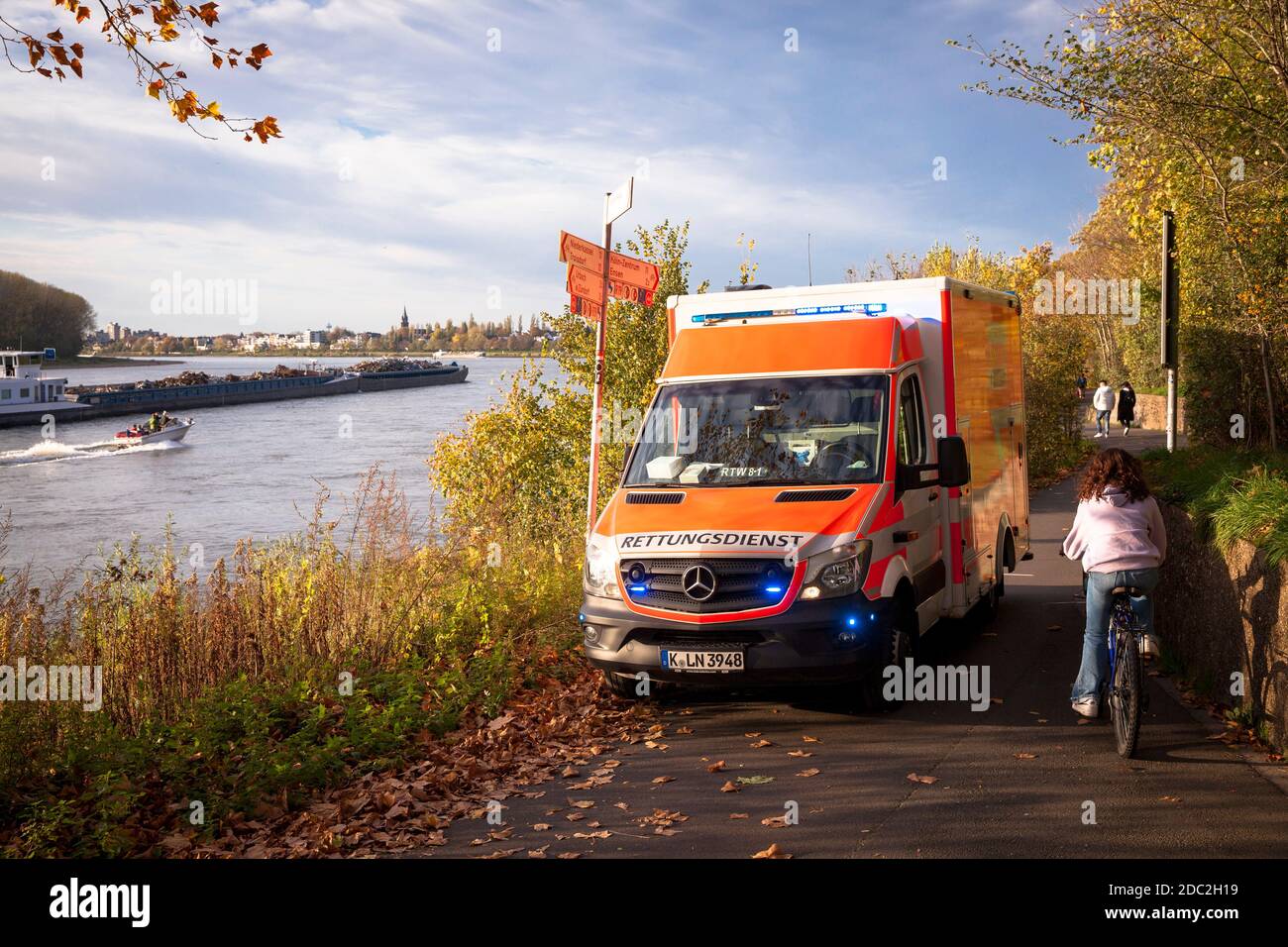 Ambulanz auf der Rheinpromenade im Stadtteil Porz, Köln, Deutschland. Krankenwagen an der Rheinpromenade im Stadtteil Porz, Köln, Deutschla Stockfoto