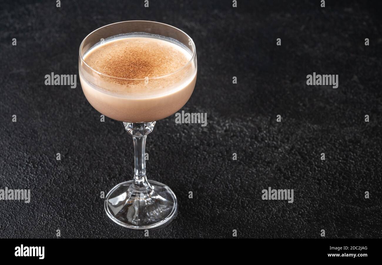 Alexander Cocktail Aus Cognac Creme Und Creme De Cacao Stockfotografie Alamy