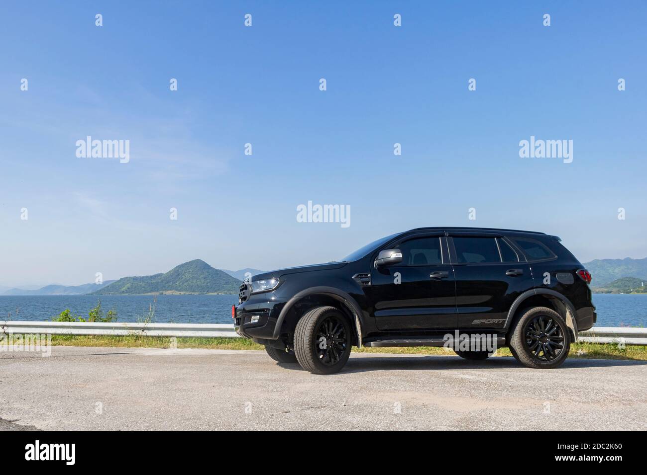 Bangkok, THAILAND - 24. Oktober 2020: Der schwarze Ford Everest Sport suv auf der thailändischen Straße, das in Thailand sehr beliebte Modell des Jahres 2020. Stockfoto