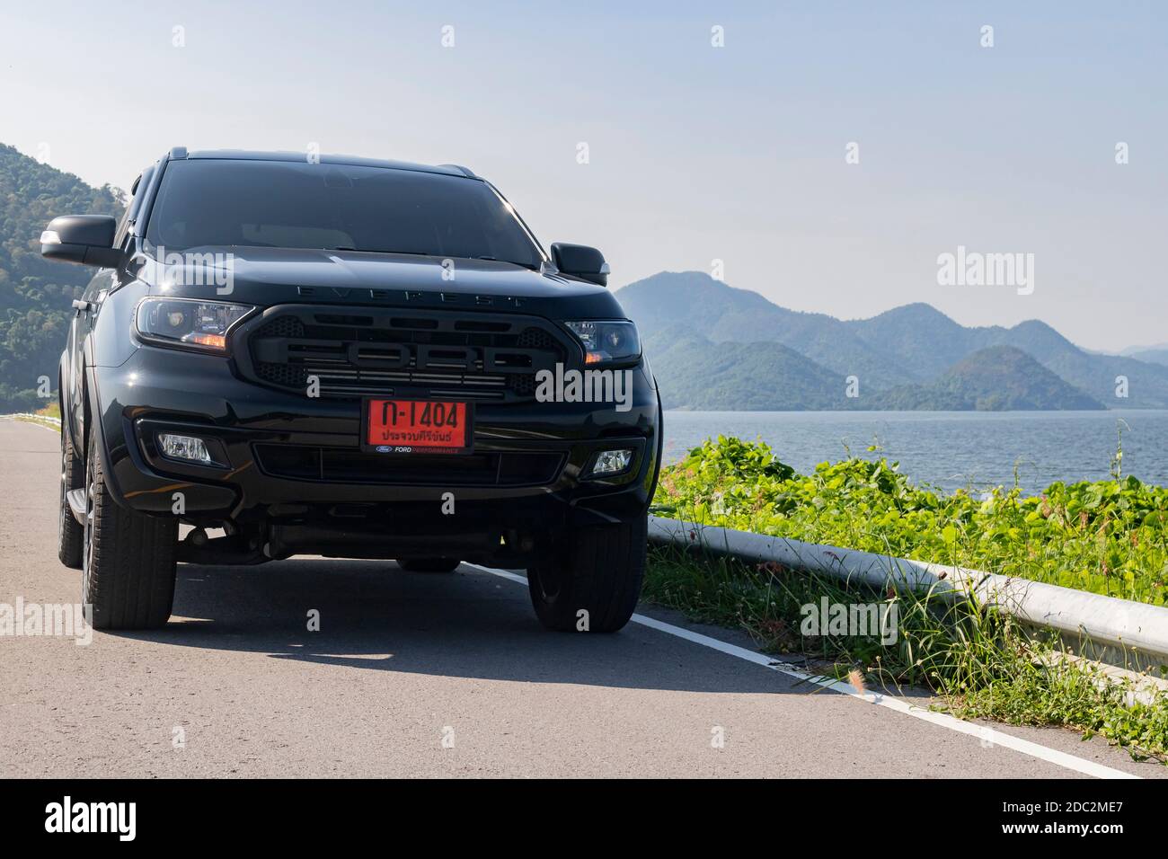 Bangkok, THAILAND - 24. Oktober 2020: Der schwarze Ford Everest Sport suv auf der thailändischen Straße, das in Thailand sehr beliebte Modell des Jahres 2020. Stockfoto