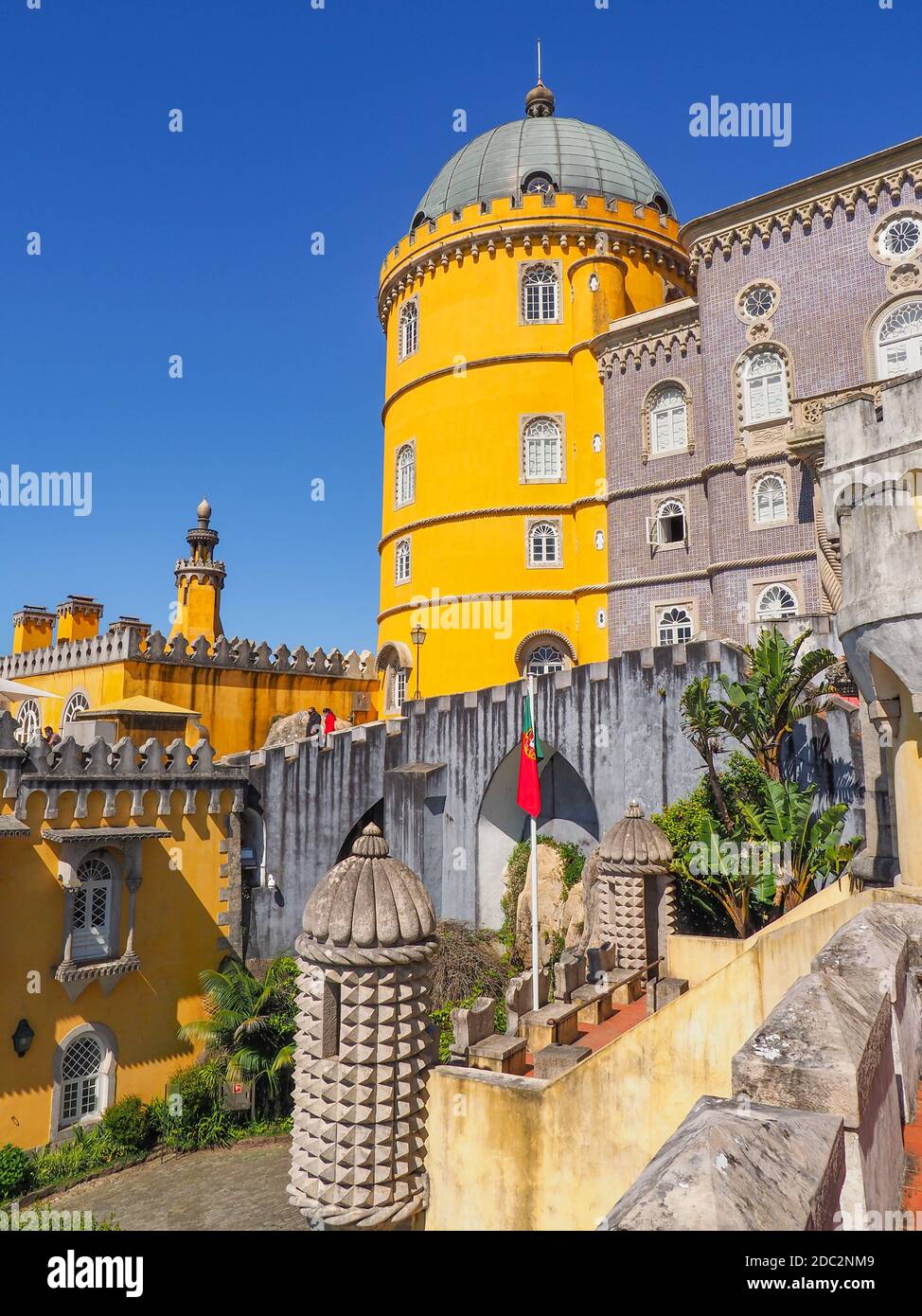 Farbenfroher Pena Palast oder Palácio da Pena im blauen Himmel Hintergrund. Außenansicht des Nationaldenkmals mit einer Vielzahl von architektonischen Stilen und Farben. Stockfoto