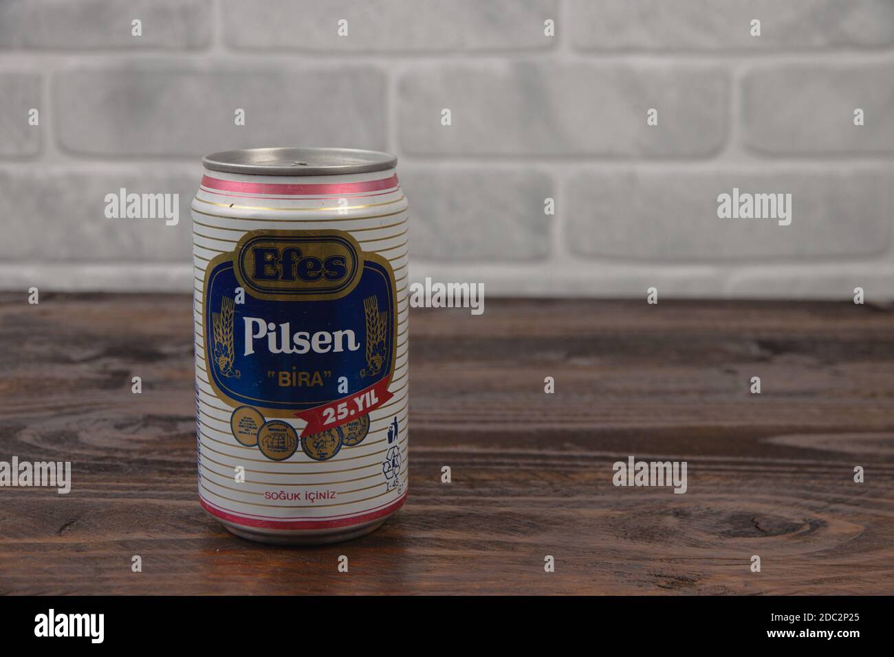 Eine alte Aluminiumkälte von Efes Bier gegen den Ziegel Wand Stockfoto