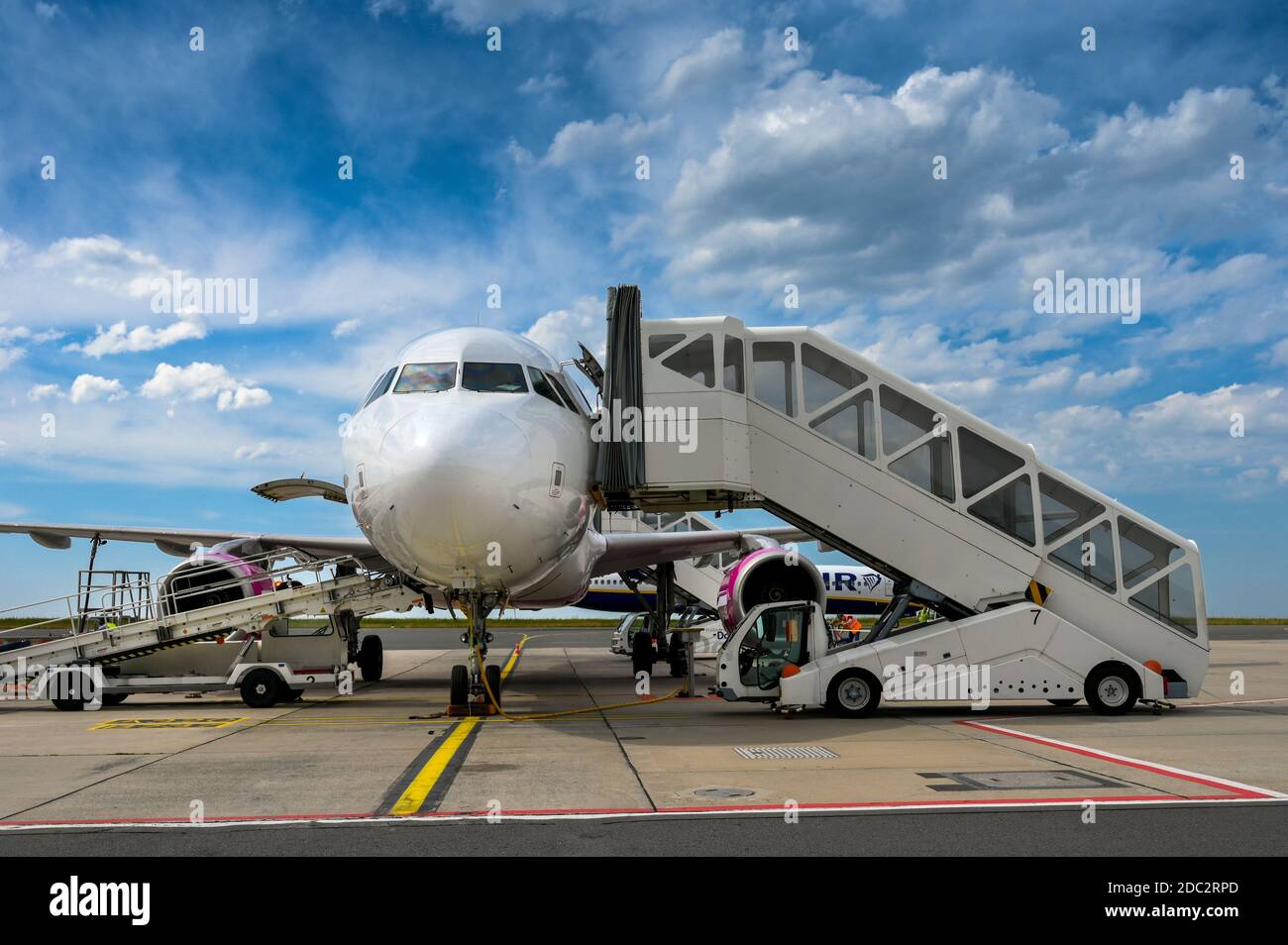 Wizz Air-Flugzeug wird nach der Landung auf einem europäischen Flughafen bedient. Stockfoto