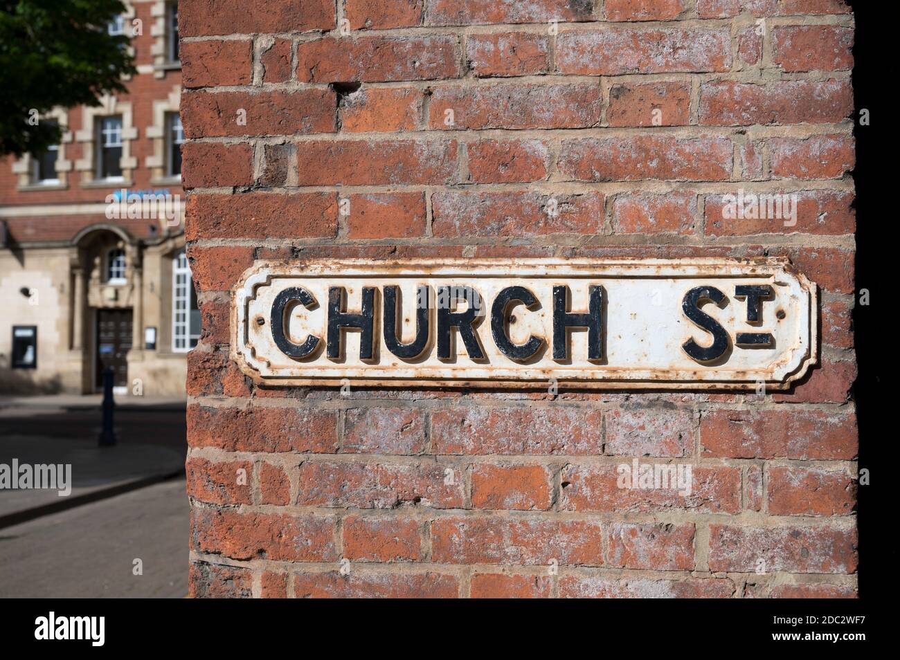 Schild an der Church Street in der Marktstadt Market Harborough, Leicestershire, England. Stockfoto