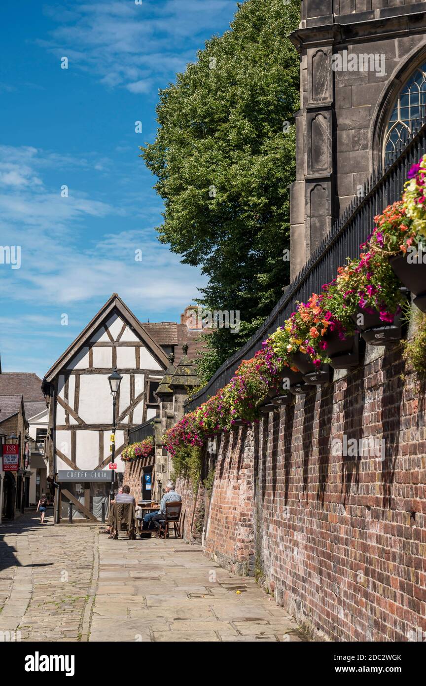 Kirche und Fachwerkgebäude in Fish Street in der Marktstadt Shrewsbury, Shropshire, England. Stockfoto
