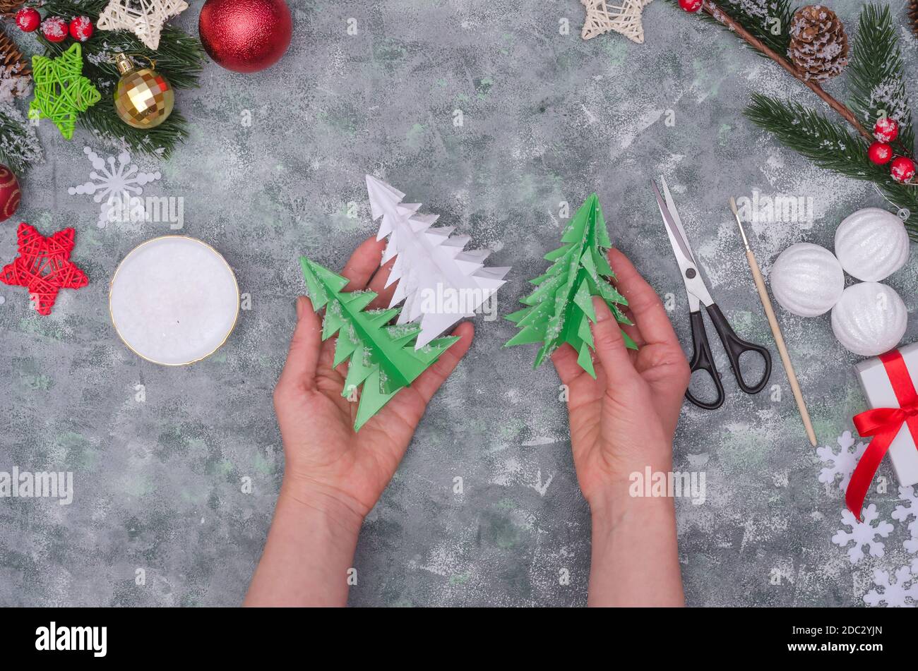 Weihnachtshandwerk - Weihnachtsbaum aus farbigem Papier, Schritt für Schritt Anleitung. Schritt 37- Machen Sie bunte Papier Weihnachtsbäume mit Schnee Stockfoto