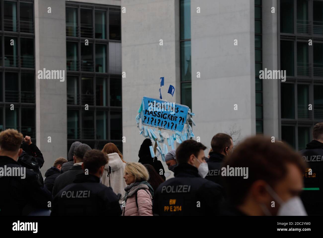 Berlin, Berlin / Deutschland, 18. November 2020. Demonstration im Berliner Regierungsbezirk gegen die neue Fassung des Infektionsschutzgesetzes. Stockfoto