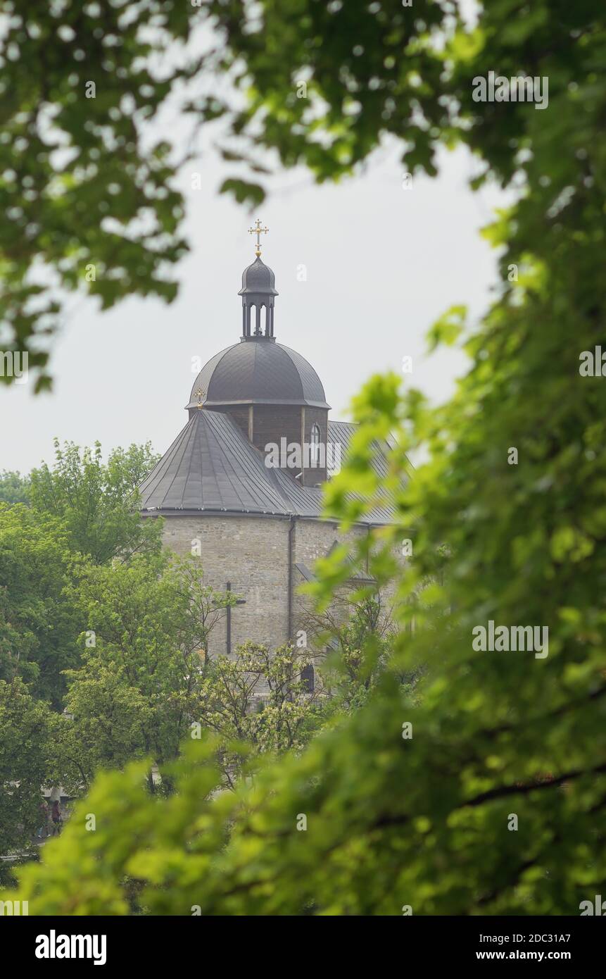 Kuppel der katholischen Kirche der Heiligen Dreifaltigkeit in Kamenetz-Podolsk, Ukraine, Europa. Lokales Wahrzeichen in der historischen Altstadt Stockfoto