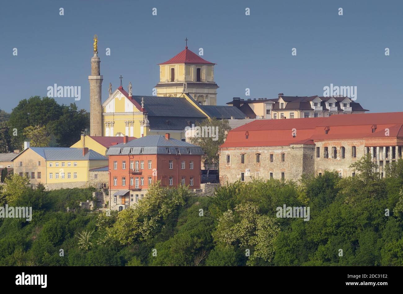 Blick auf die katholische Kirche. Attraktion der Altstadt von Kamenetz-Podolsk. Ukraine, Europa Stockfoto