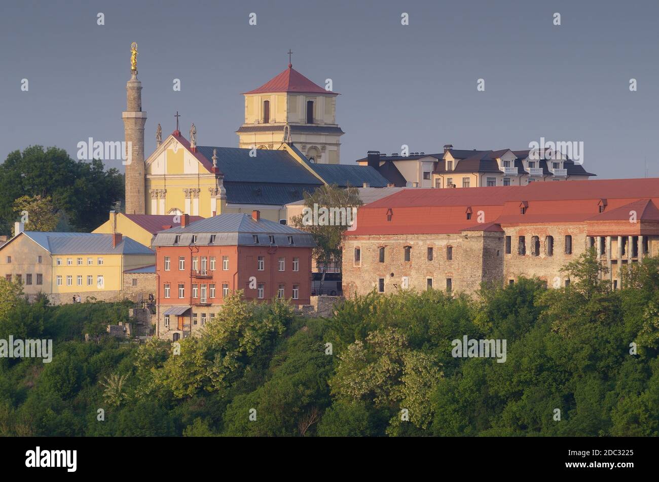 Blick auf die katholische Kirche. Attraktion der Altstadt von Kamenetz-Podolsk. Ukraine, Europa Stockfoto