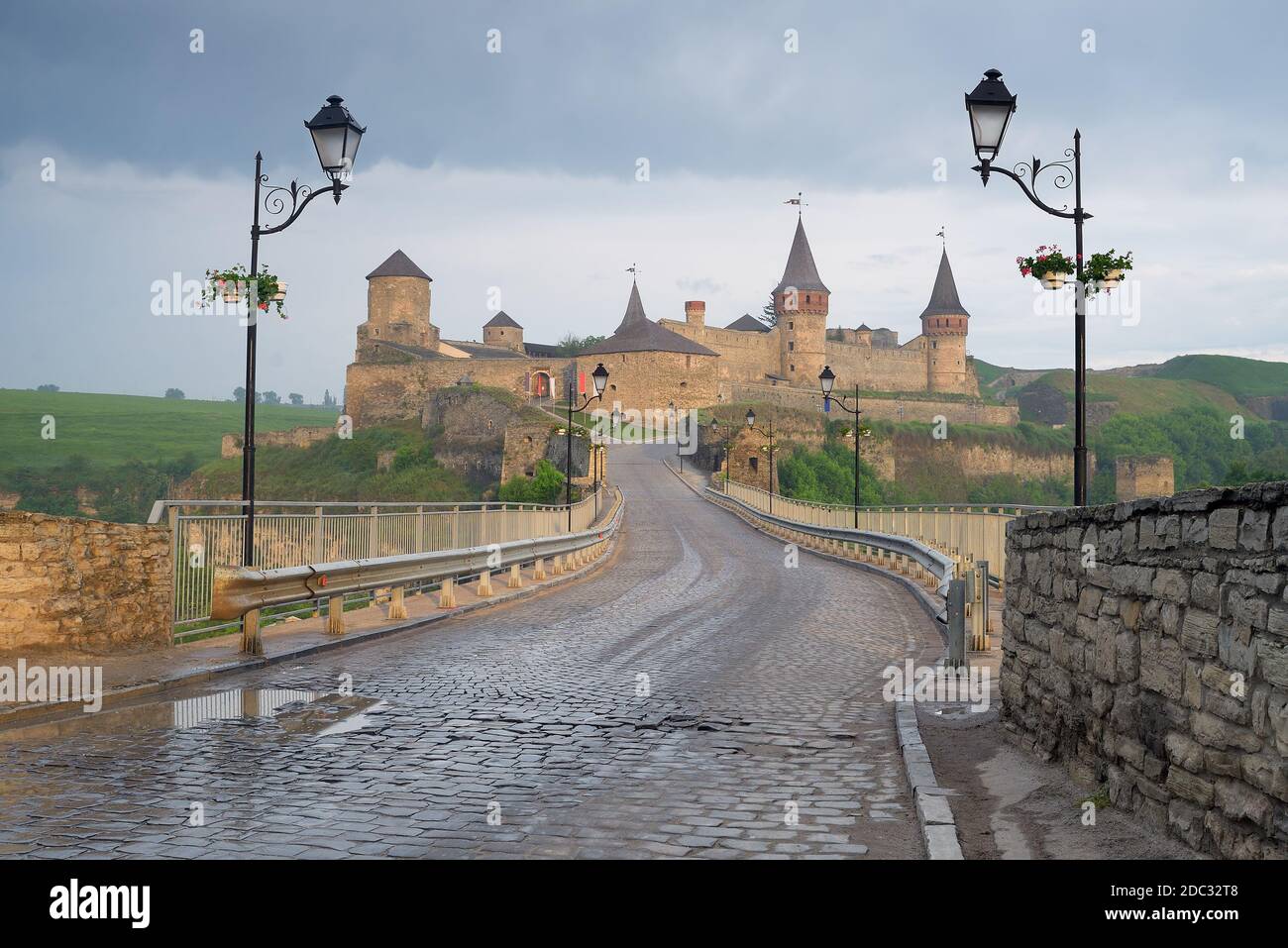 Straße, die zum mittelalterlichen Schloss führt. Festung historisches Wahrzeichen. Stadtbild am Morgen. Kamenetz-Podolsk, Ukraine, Europa Stockfoto