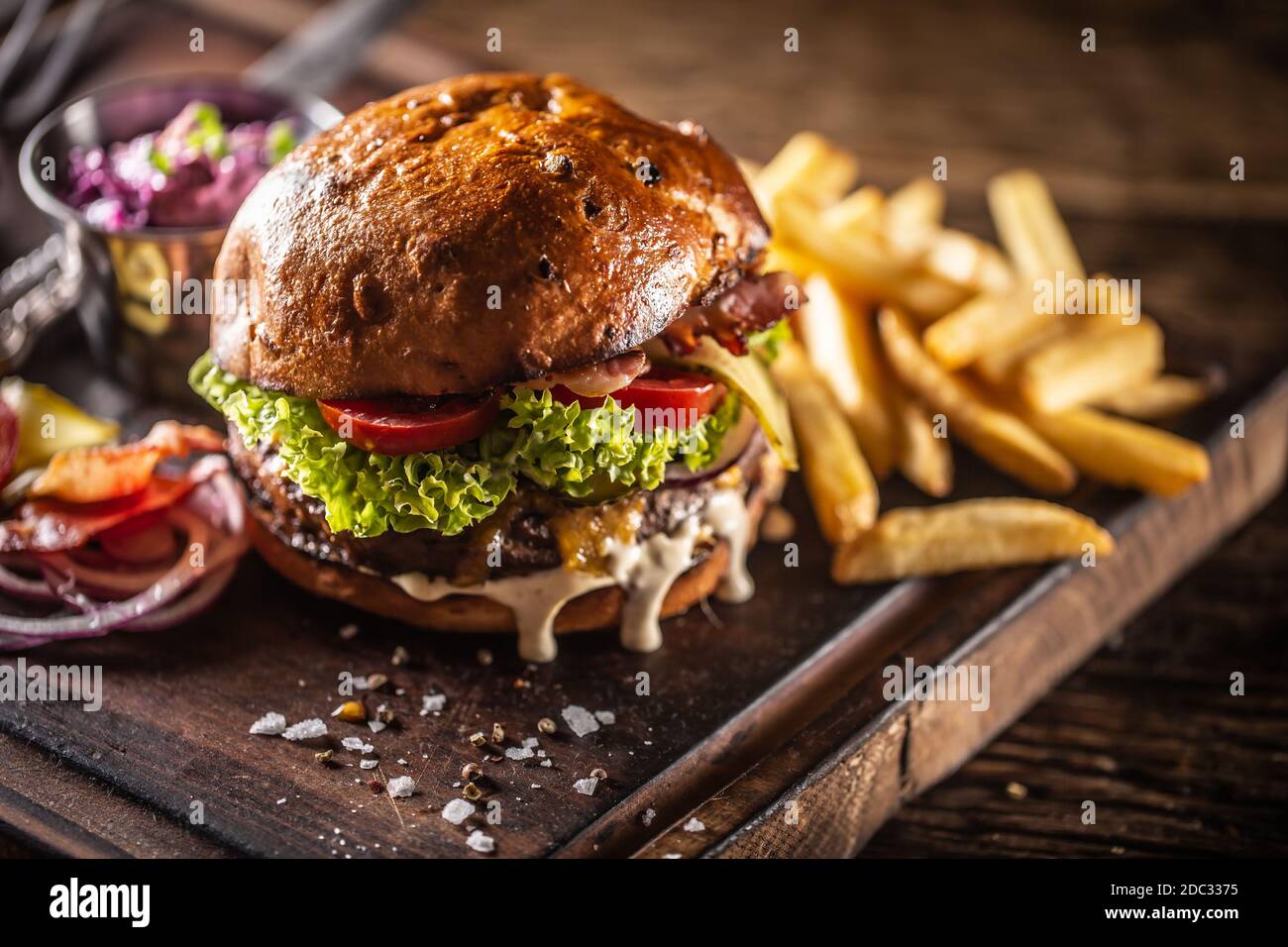 Klassischer Rindfleisch-Burger mit Käse Cheddar Speck wegetable und französisch Pommes Stockfoto