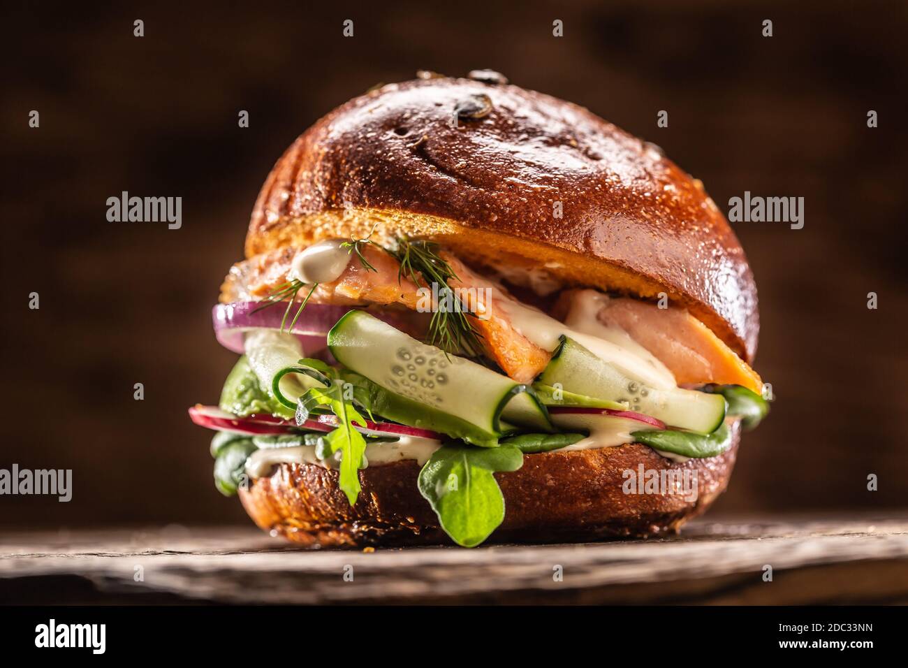 Lachsburger gefüllt mit Gemüsesalat Avocado und Dill Stockfoto