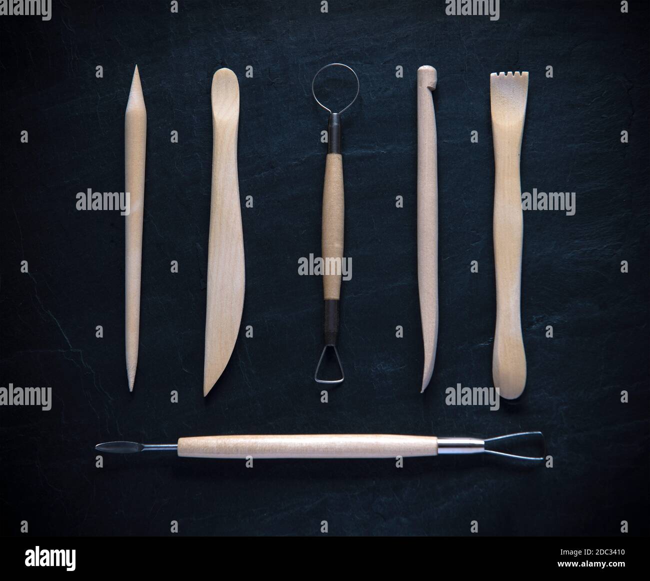 Gruppe von Töpferwerkzeugen für die Herstellung von Ton flach Lay-Handwerk Design Shot für Text Hintergrund von oben mit dunklem Schiefer Stockfoto