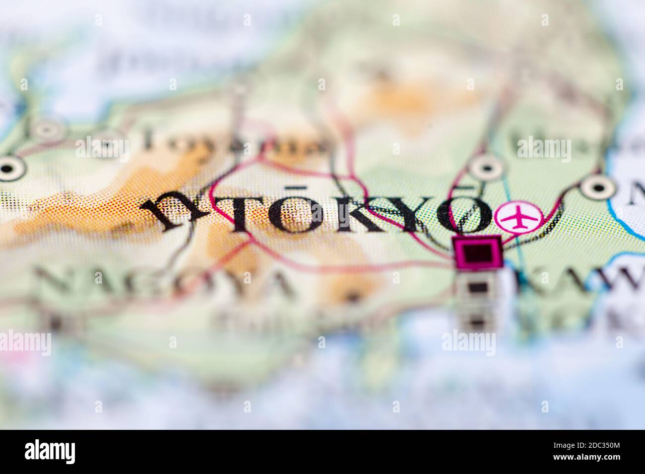Geringe Schärfentiefe Fokus auf geografische Kartenposition von Tokio Japan Asien Kontinent auf Atlas Stockfoto