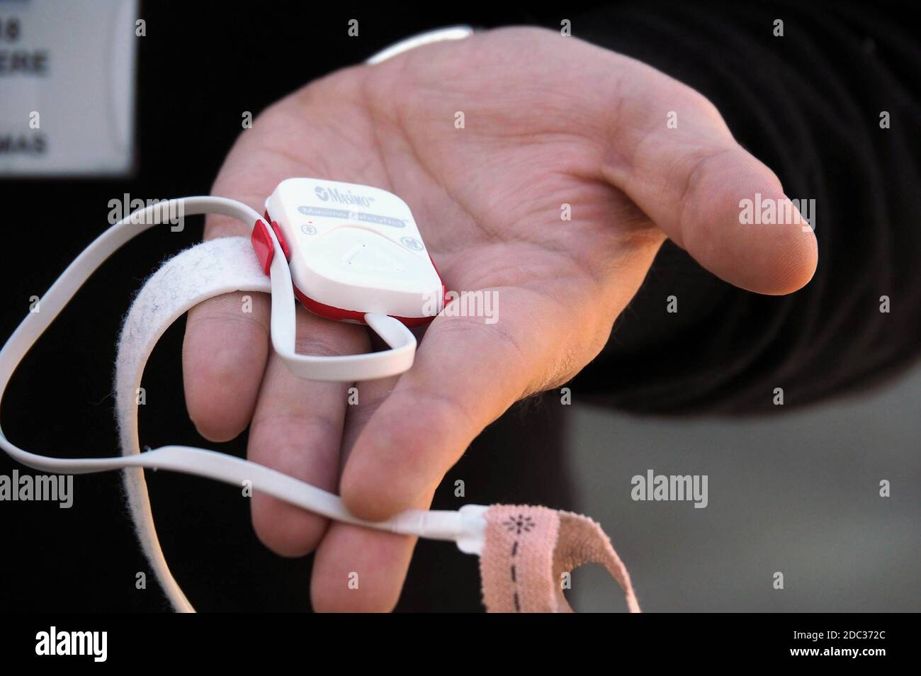 Italien, Arezzo, 18. November 2020 : anscheinend ist es nur ein Armband. Aber es ist eigentlich eine 24-Stunden-Verbindung zwischen der zu Hause isolierten covid-positiven Person und den Ärzten. Über das Smartphone sendet es alle 5 Minuten einige wichtige Parameter, um seine Gesundheit zu überwachen: Sauerstoffversorgung, Herzfrequenz, gesättigten Sauerstoff-Signal Qualitätsindex und Körpertemperatur. Es überträgt sie auf 118 Krankenhaus Notfall. https://www.arezzonotizie.it/benessere/salute/covid-braccialetto-118-usca-casa.html/ Foto © Daiano Cristini/Sintesi/Alamy Live News Stockfoto