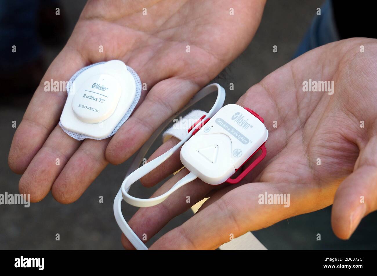 Italien, Arezzo, 18. November 2020 : anscheinend ist es nur ein Armband. Aber es ist eigentlich eine 24-Stunden-Verbindung zwischen der zu Hause isolierten covid-positiven Person und den Ärzten. Über das Smartphone sendet es alle 5 Minuten einige wichtige Parameter, um seine Gesundheit zu überwachen: Sauerstoffversorgung, Herzfrequenz, gesättigten Sauerstoff-Signal Qualitätsindex und Körpertemperatur. Es überträgt sie auf 118 Krankenhaus Notfall. https://www.arezzonotizie.it/benessere/salute/covid-braccialetto-118-usca-casa.html/ Foto © Daiano Cristini/Sintesi/Alamy Live News Stockfoto