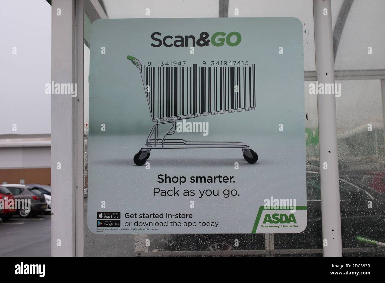 Scannen und gehen Sie intelligenter einkaufen, packen, wie Sie gehen Zeichen mit einem Einkaufswagen Barcode Stockfoto