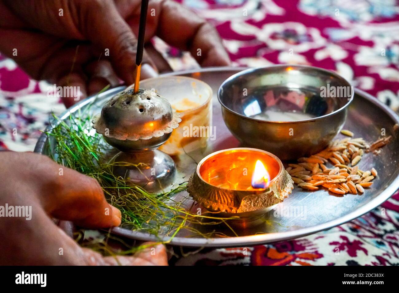 Bild von Puja KI thali mit den Händen halten es. Stockfoto
