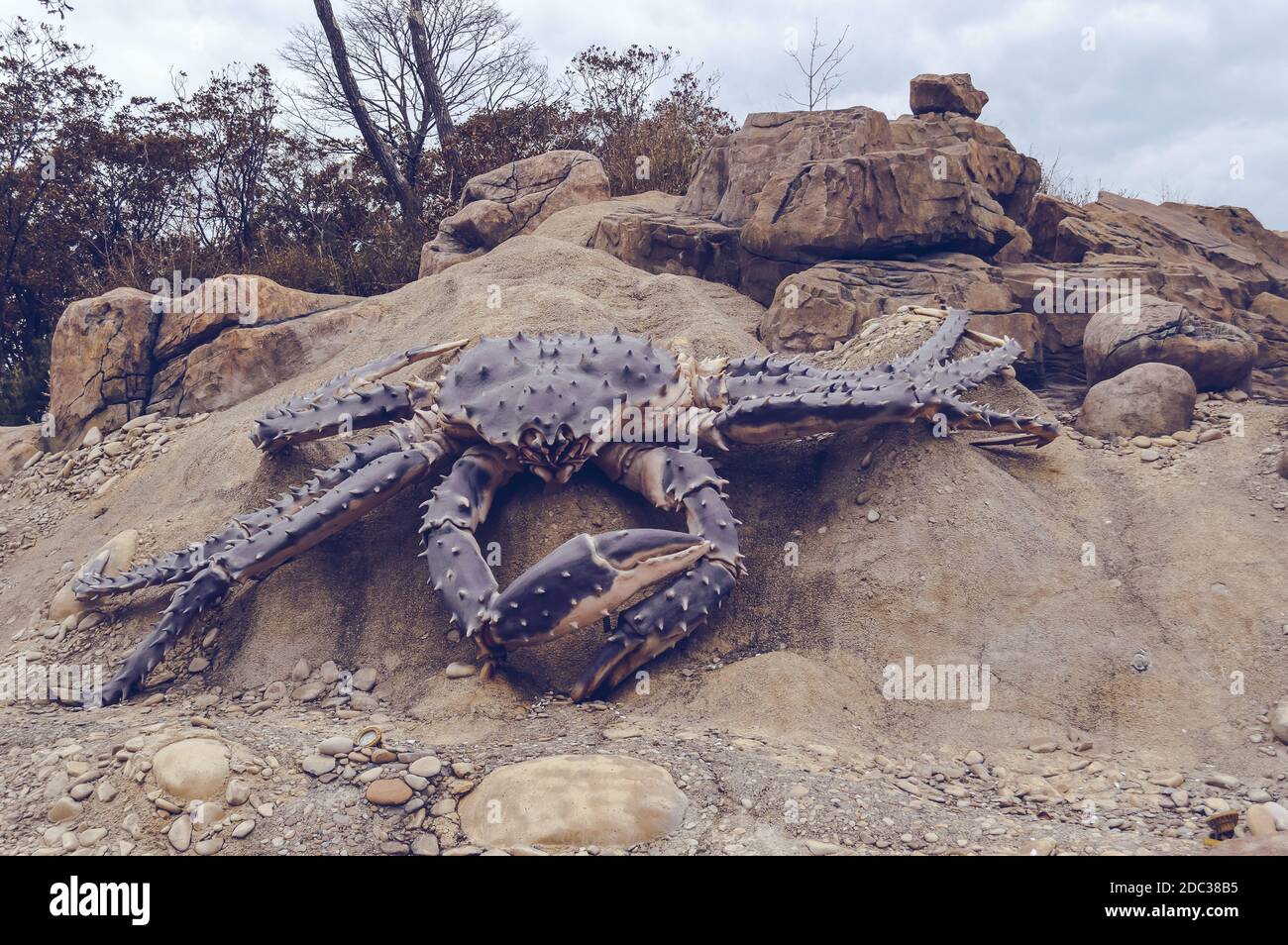 Wladiwostok, Russland - 06. Oktober 2020: Große Skulptur der Krabbe in der Nähe von Primorsky Aquarium mit bewölktem Himmel darüber Stockfoto