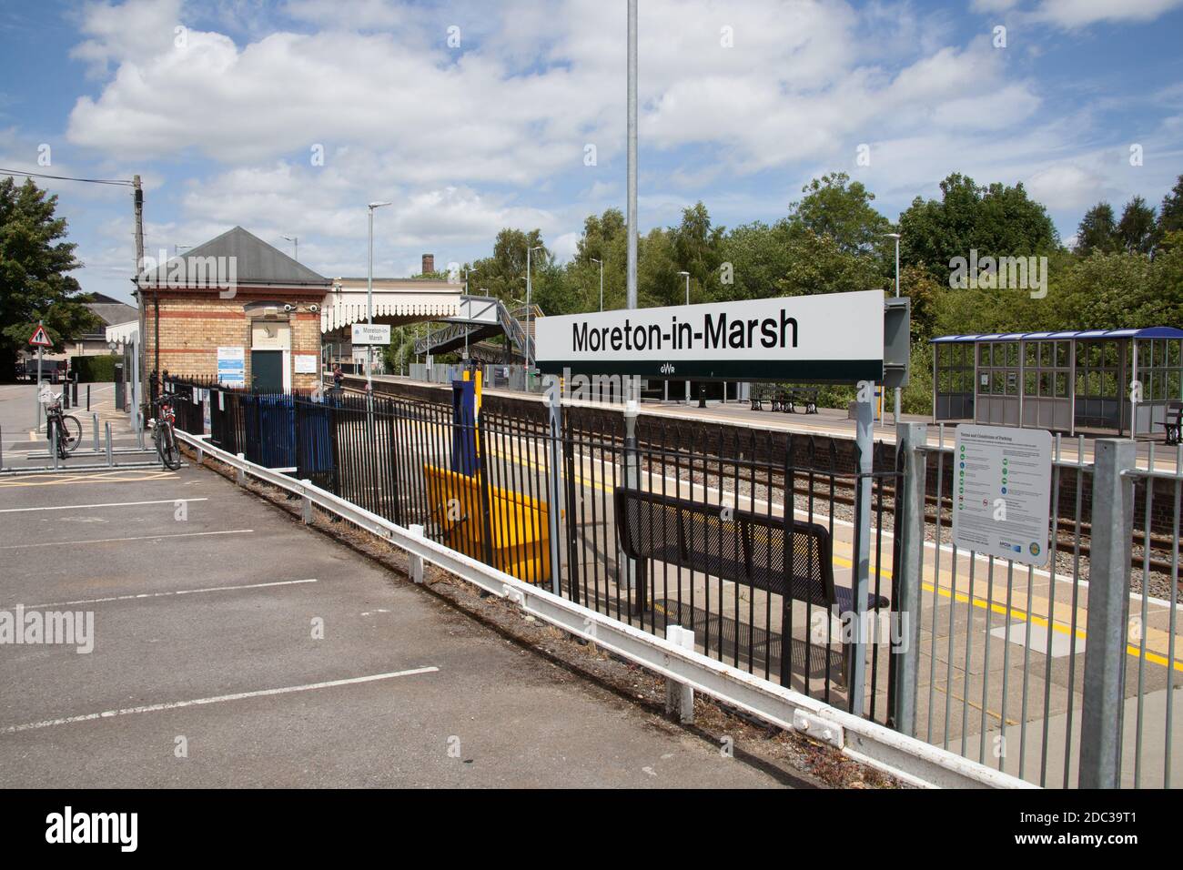 Der Bahnhof in Moreton in Marsh, Gloucestershire in Großbritannien Stockfoto