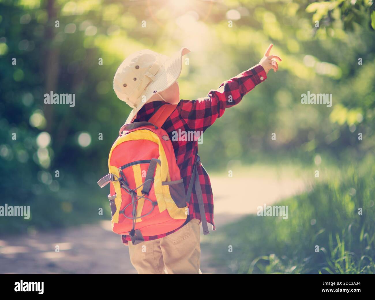 Junge, Camping in der Natur. hild mit Rucksack zu Fuß in den Wald Stockfoto