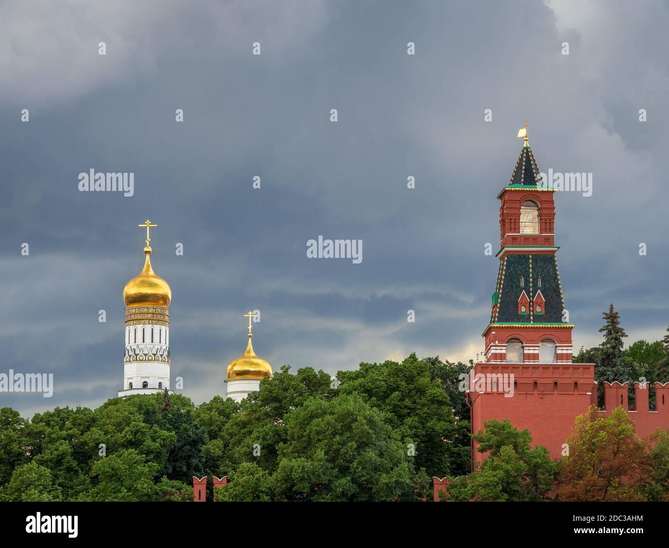 Goldene Kuppeln der alten Kathedrale im Moskauer Kreml vor einem Regenguss. Stockfoto