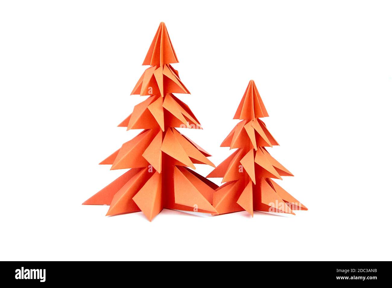 Papier Weihnachtsbäume, zwei rote Tannen isoliert auf weißem Hintergrund Stockfoto
