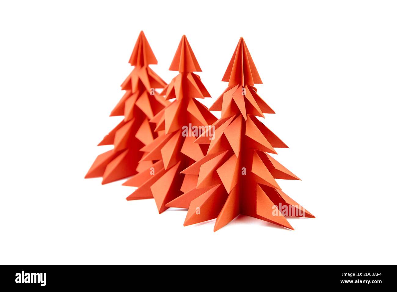 Papier Weihnachtsbäume, drei rote Tannen isoliert auf weißem Hintergrund Stockfoto