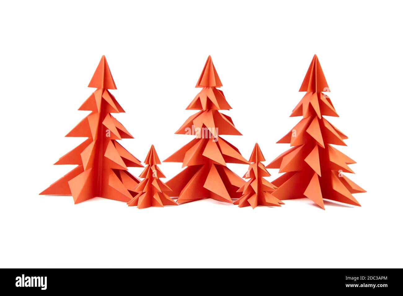 Papier Weihnachtsbäume, rote Tannen isoliert auf weißem Hintergrund Stockfoto