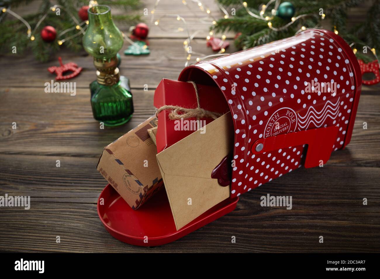 Weihnachtsmann Weihnachtspost auf Holzhintergrund mit Weihnachtsbaum Dekorationen. Stockfoto