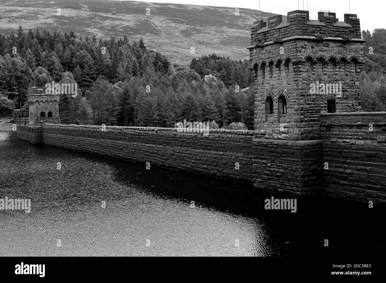 Derwent Resevoir Damm in der oberen Derwent Valley, Derbyshire, bei niedrigem Wasserstand Juli 2018 Stockfoto