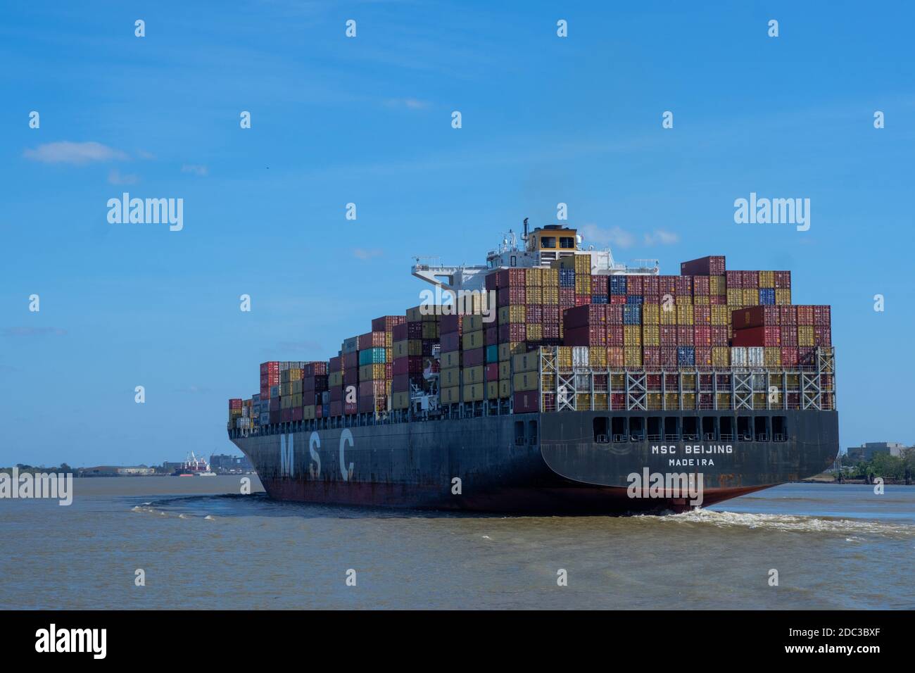 New Orleans, Louisiana/USA - 11/14/2020: Beladenes chinesisches Frachtschiff auf dem Mississippi Stockfoto
